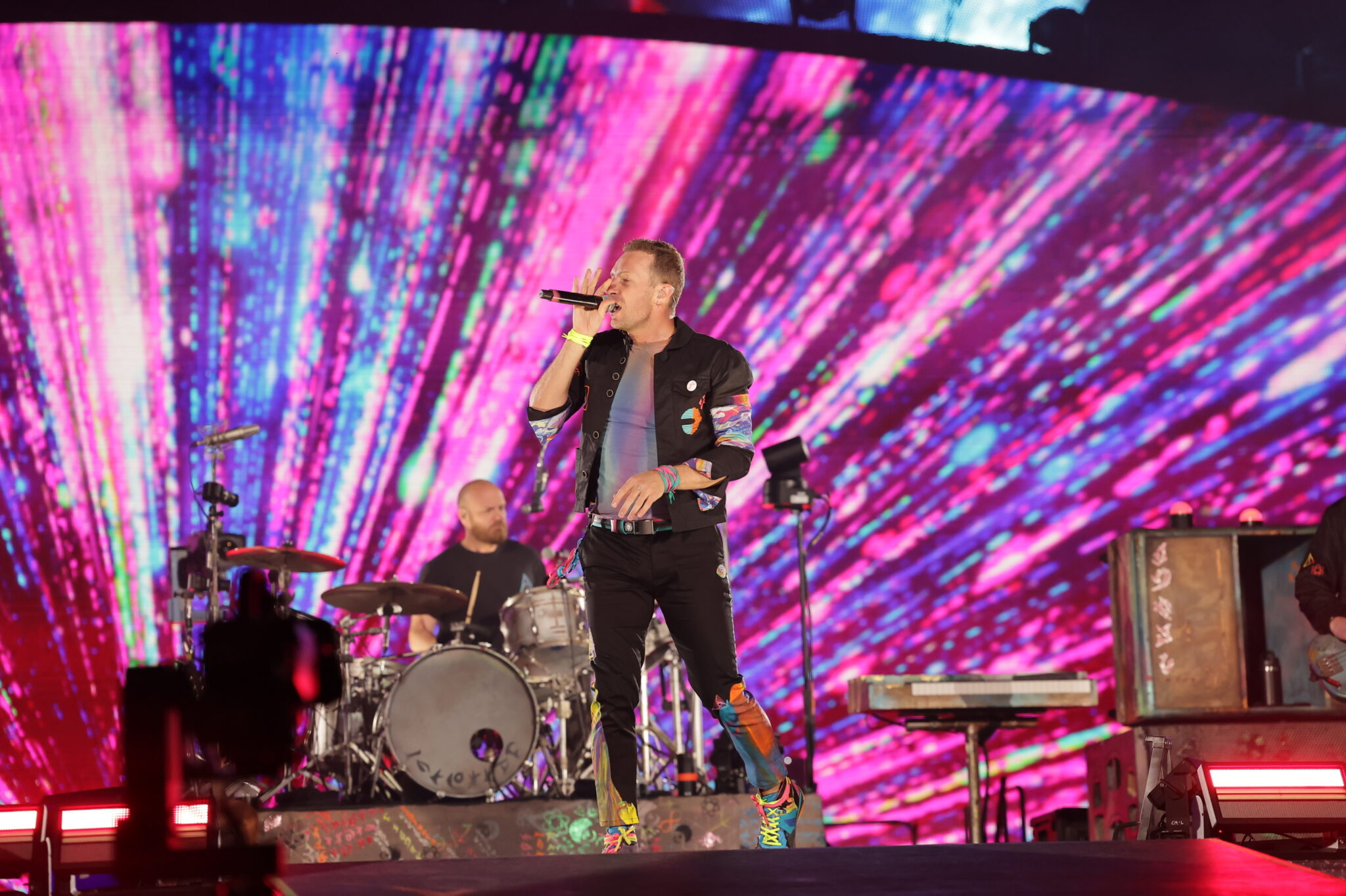 review-coldplay-gives-fans-a-glimpse-of-the-future-during-levi-s