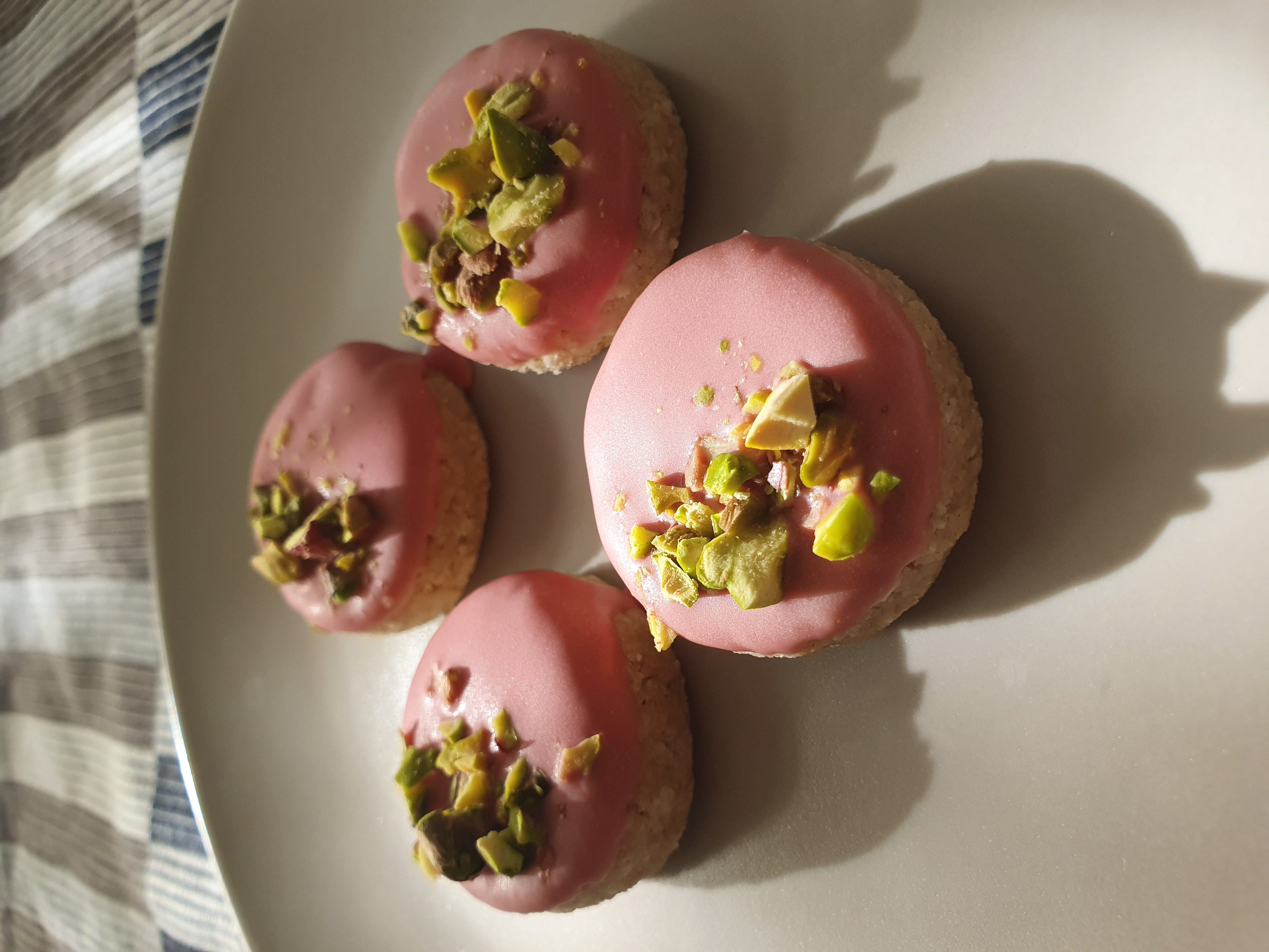 Pistachio ruby cookies