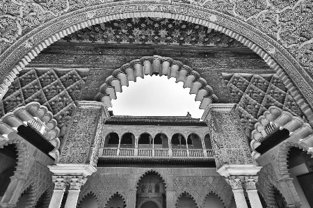 black and white landscape picture of the Patio de Las Doncellas in Sevilla, Spain