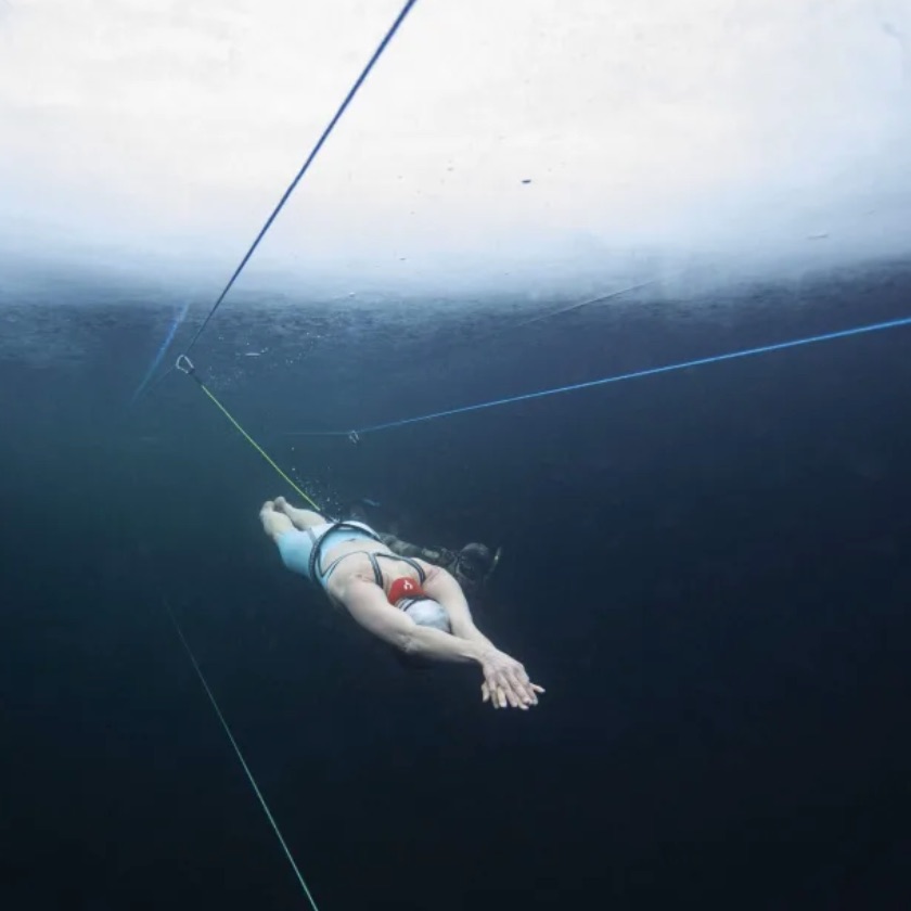 Feediving - Dynamic under ice, in swimsuit