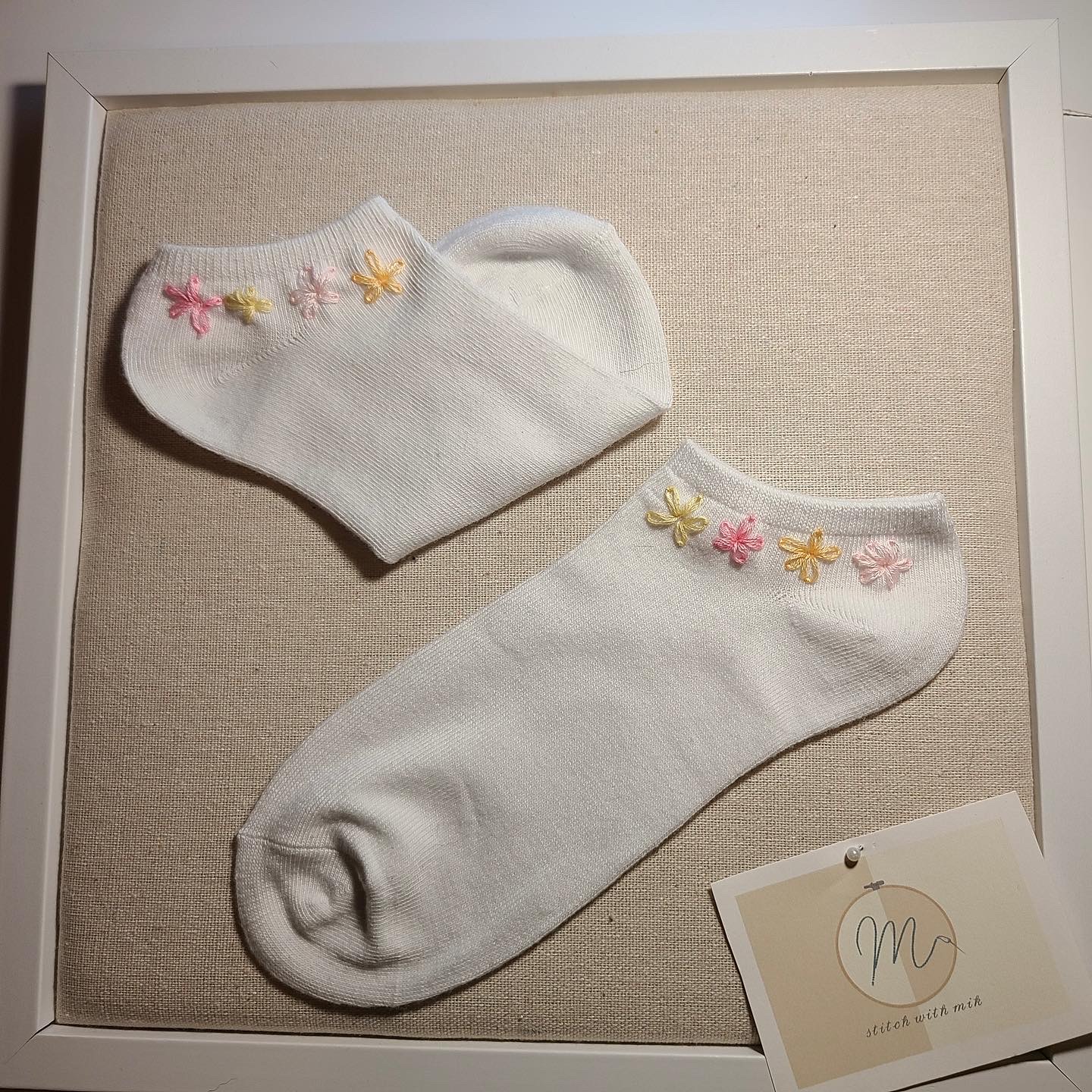 embroideredDaisySocks