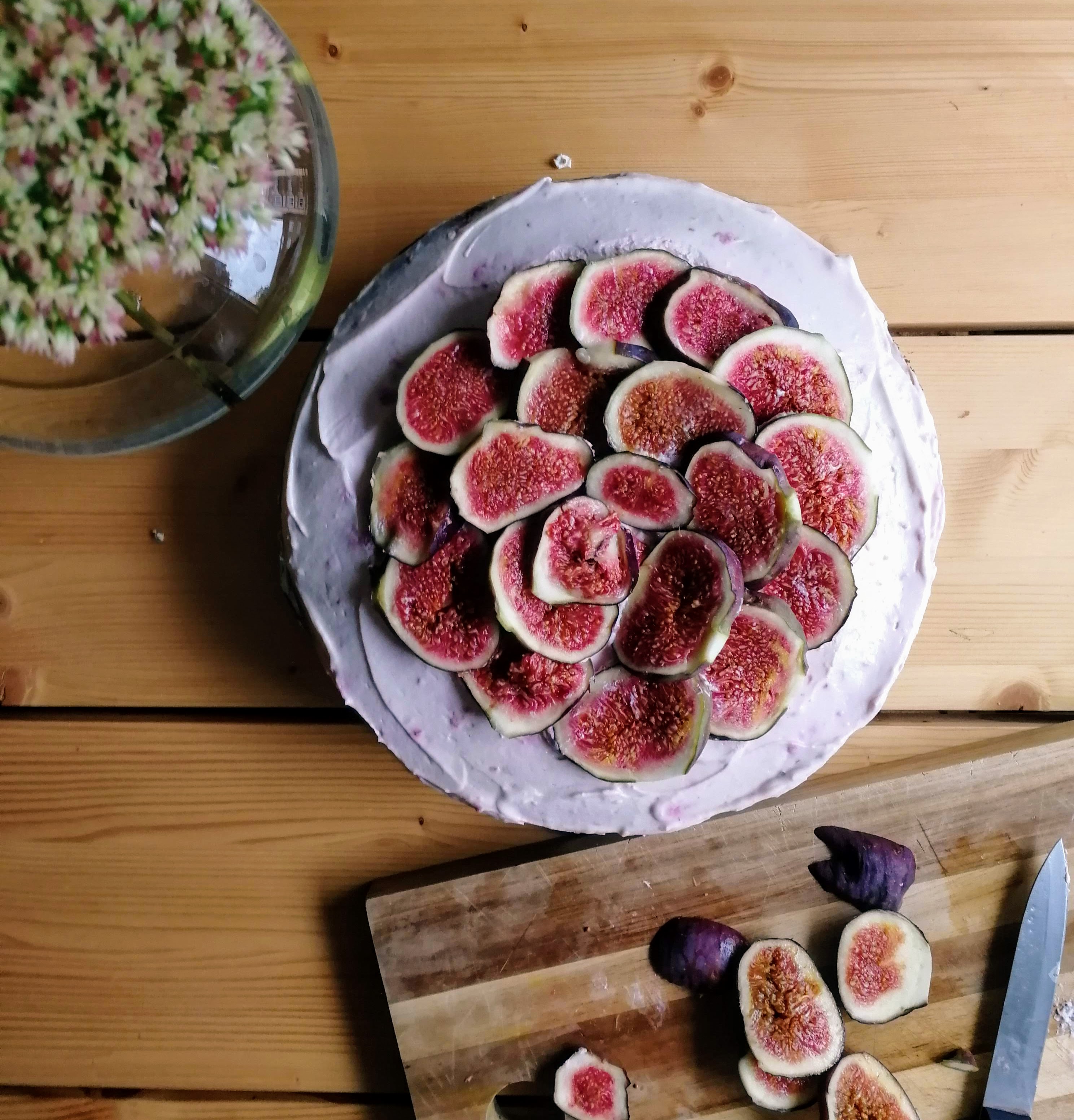 Naked cake with figs