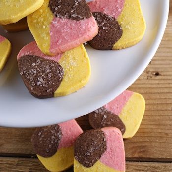 polvorones tricolor strewn on a plate