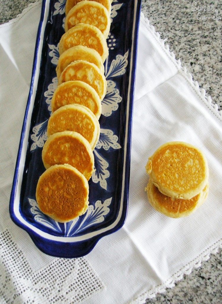 gorditas de nata laying down domino style on a blue platter