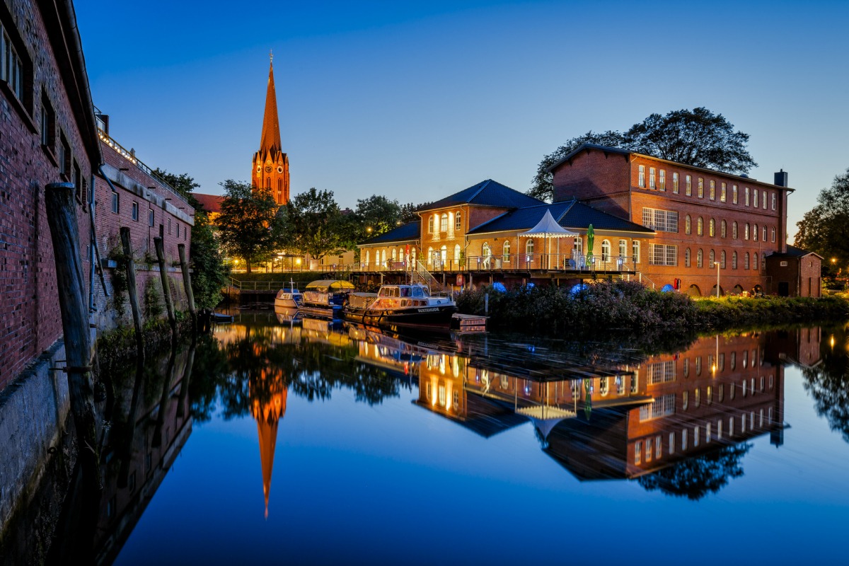 View of the harbour and chruch in Buxtehude ©steveurbanczyk - Fotolia.com