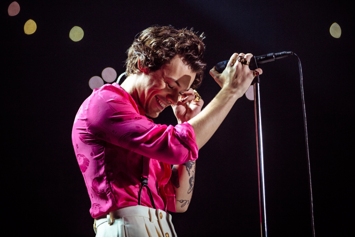 Harry Styles perform at forum