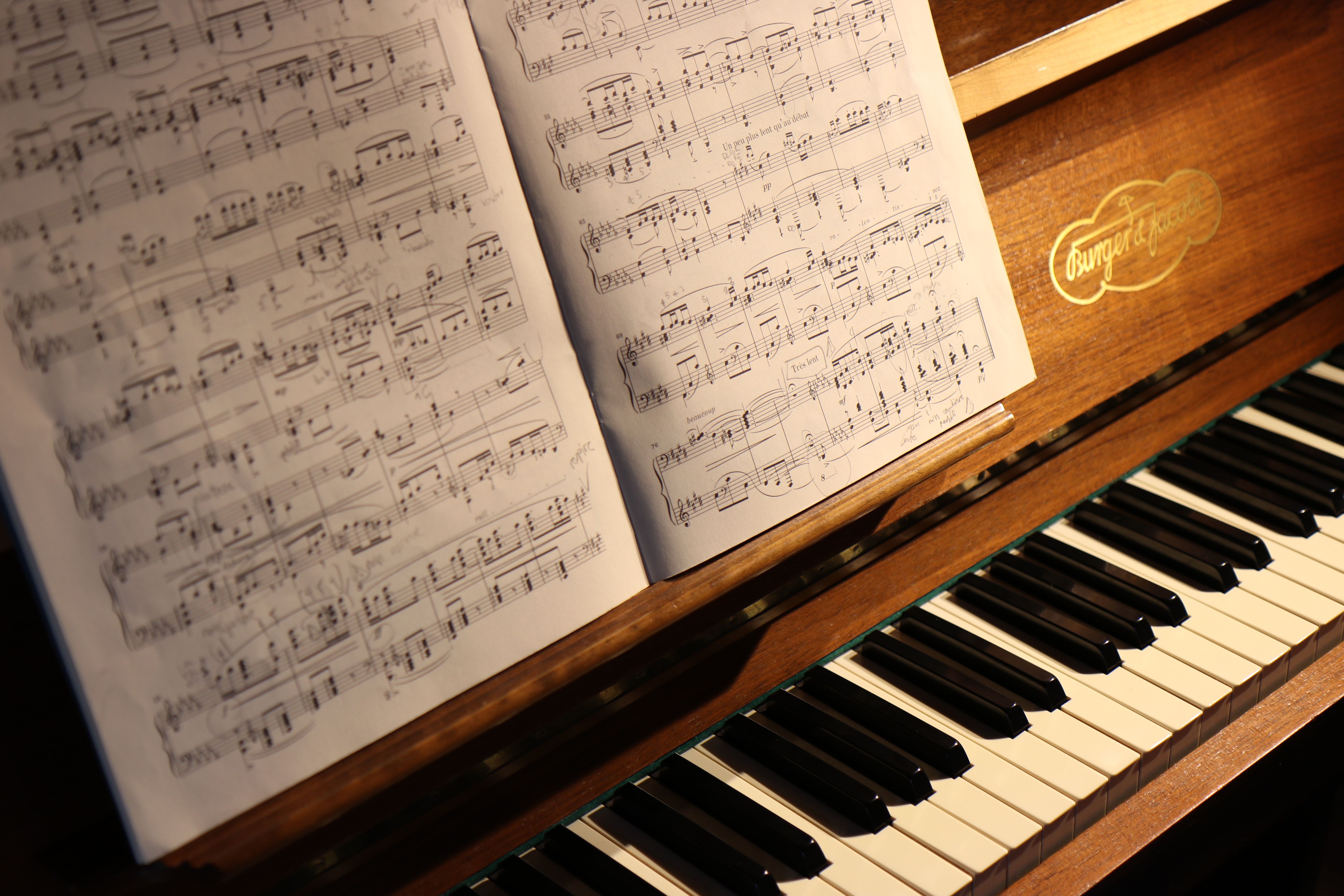 Image of a piano and a music sheet