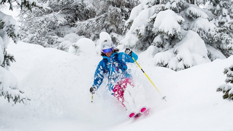 Women skiing in powder snow