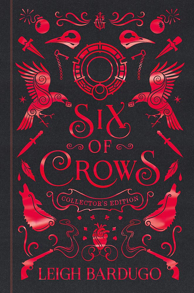 It's a black cover with all the details in bright red. We can see the title in the middle, Six of Crows, and it says below that it's the collectors edition. At the bottom, we have the author's name, Leigh Bardugo. Its a symmetrical cover, so all the elements are duplicated. On top, we've got a bomb, a crow skull and a dager, followed by a key and a crow flying inwards. then we find another dagger, a feather and a wolf houling outwards, below, a gun. In the center, between the title and the author's name, there is an anatomically accurate heart.