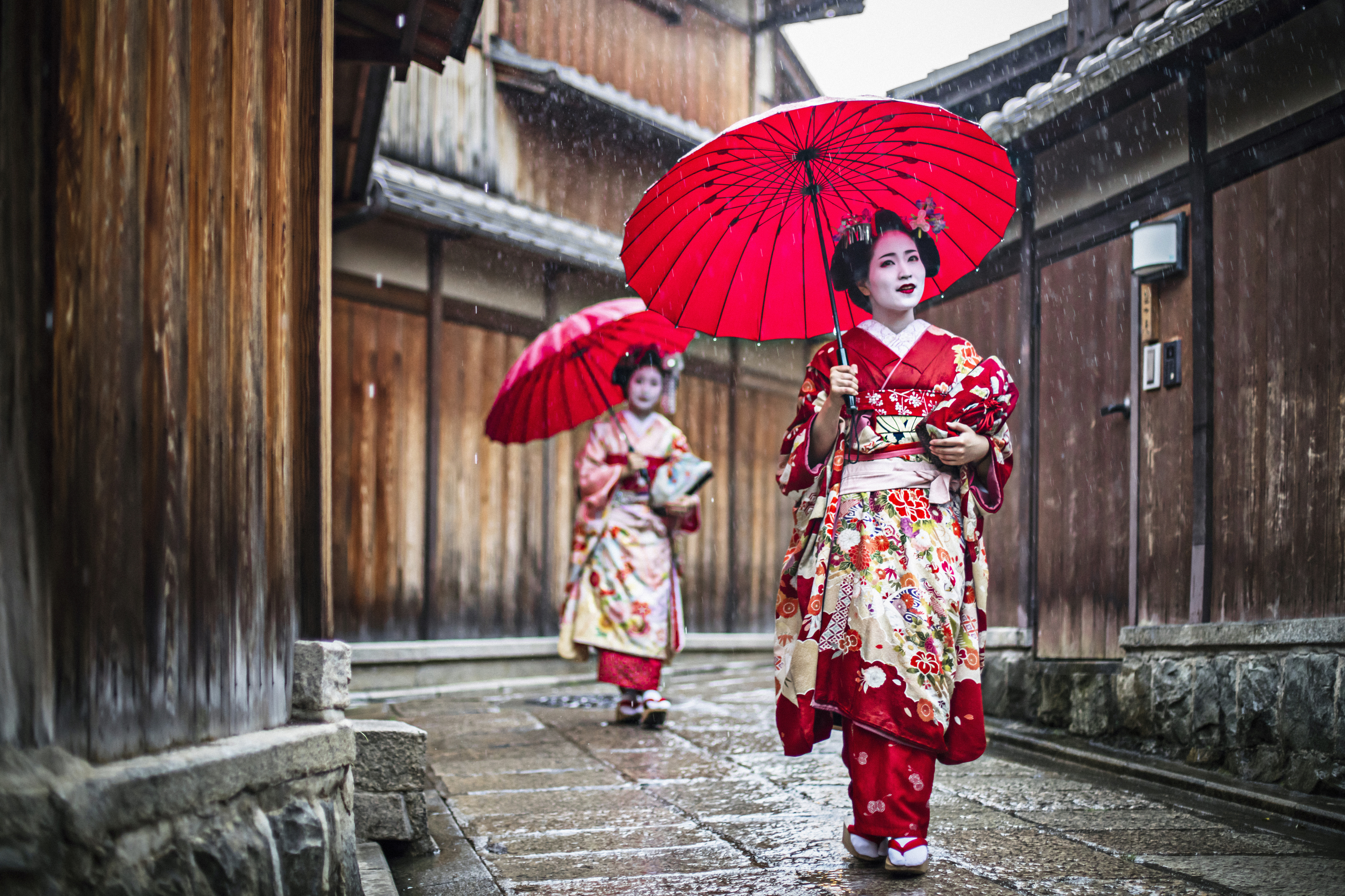 geishas-with-umbrellas
