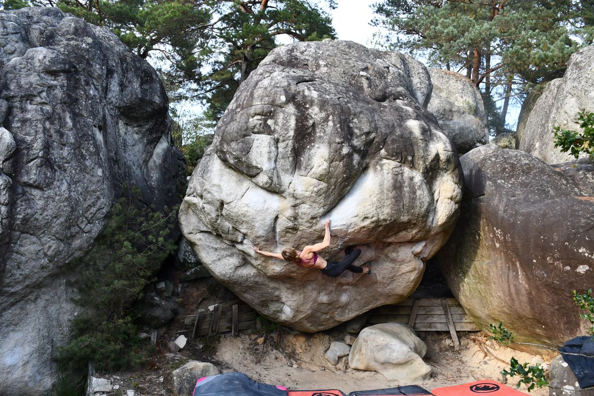 Hannah Meul climbing