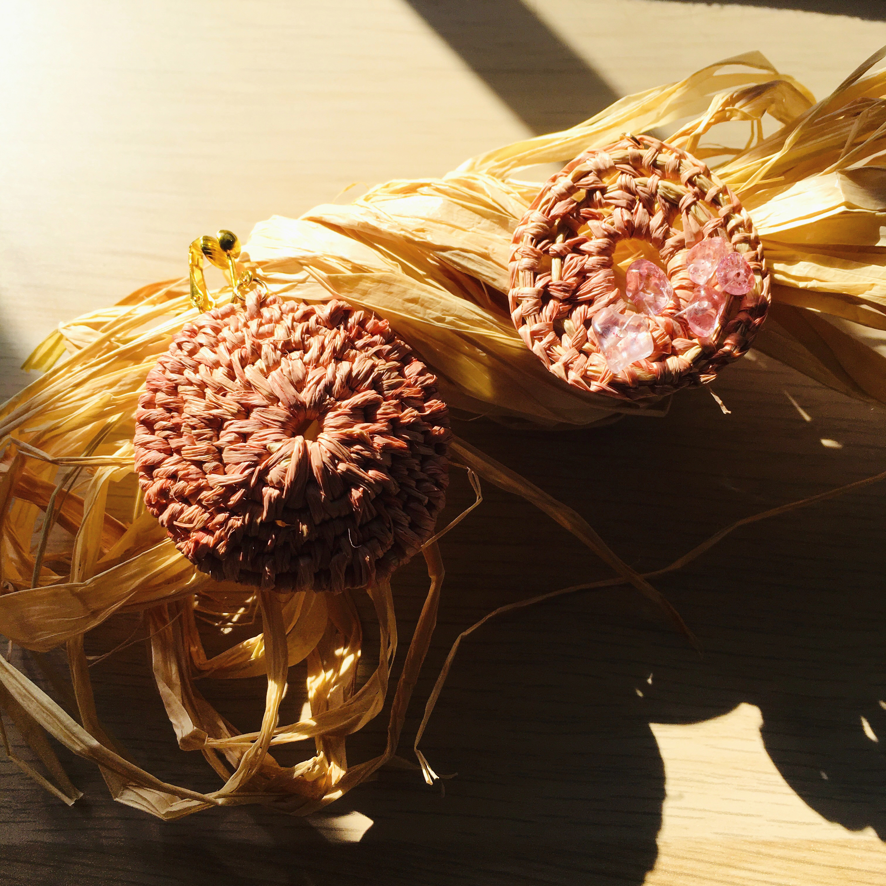 Weaved mismatching earrings in pink