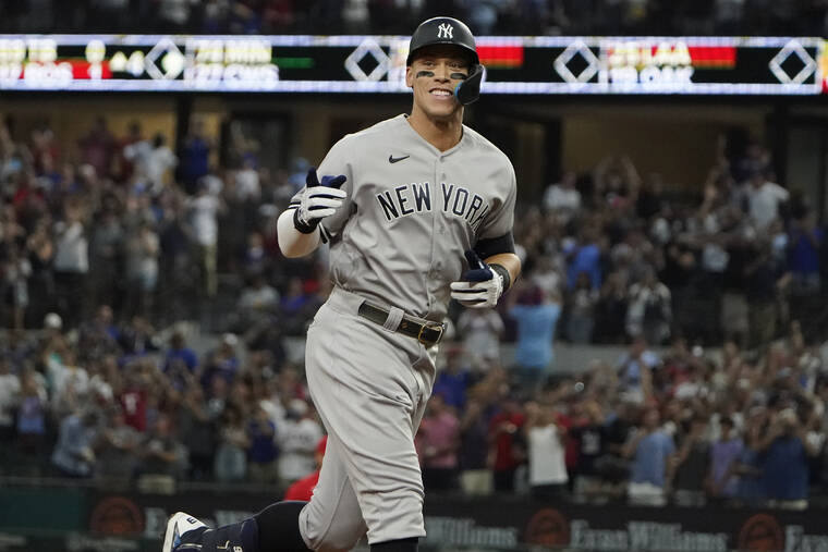 Aaron Judge pointing at team after a hit