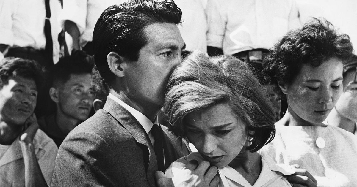 Hiroshima Mon Amour - Directed by Alain Resnais