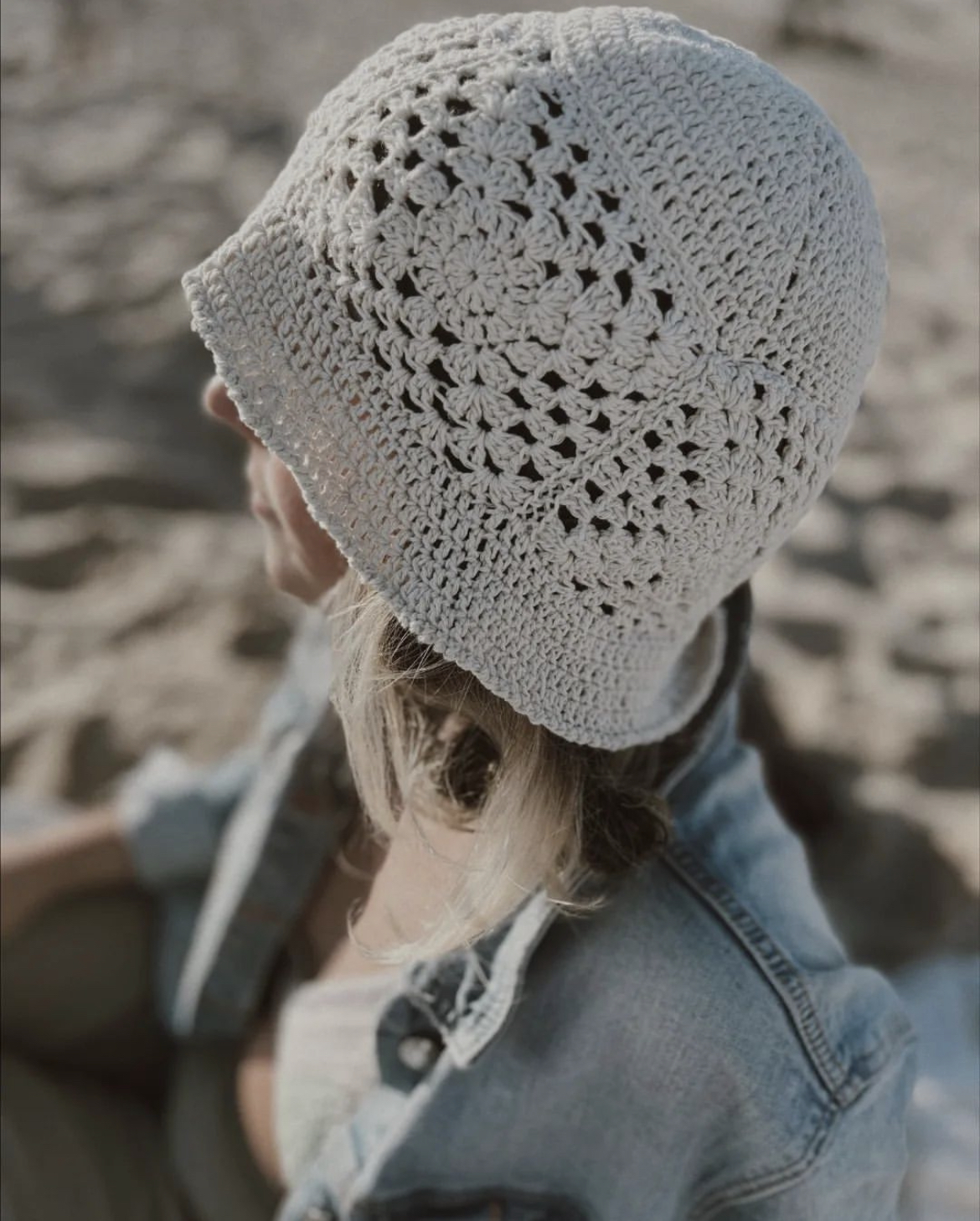 ale looking to one of her side