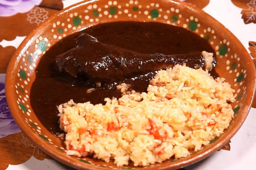 Chicken mole with mexican rice./mole de pollo con arroz mexicano.