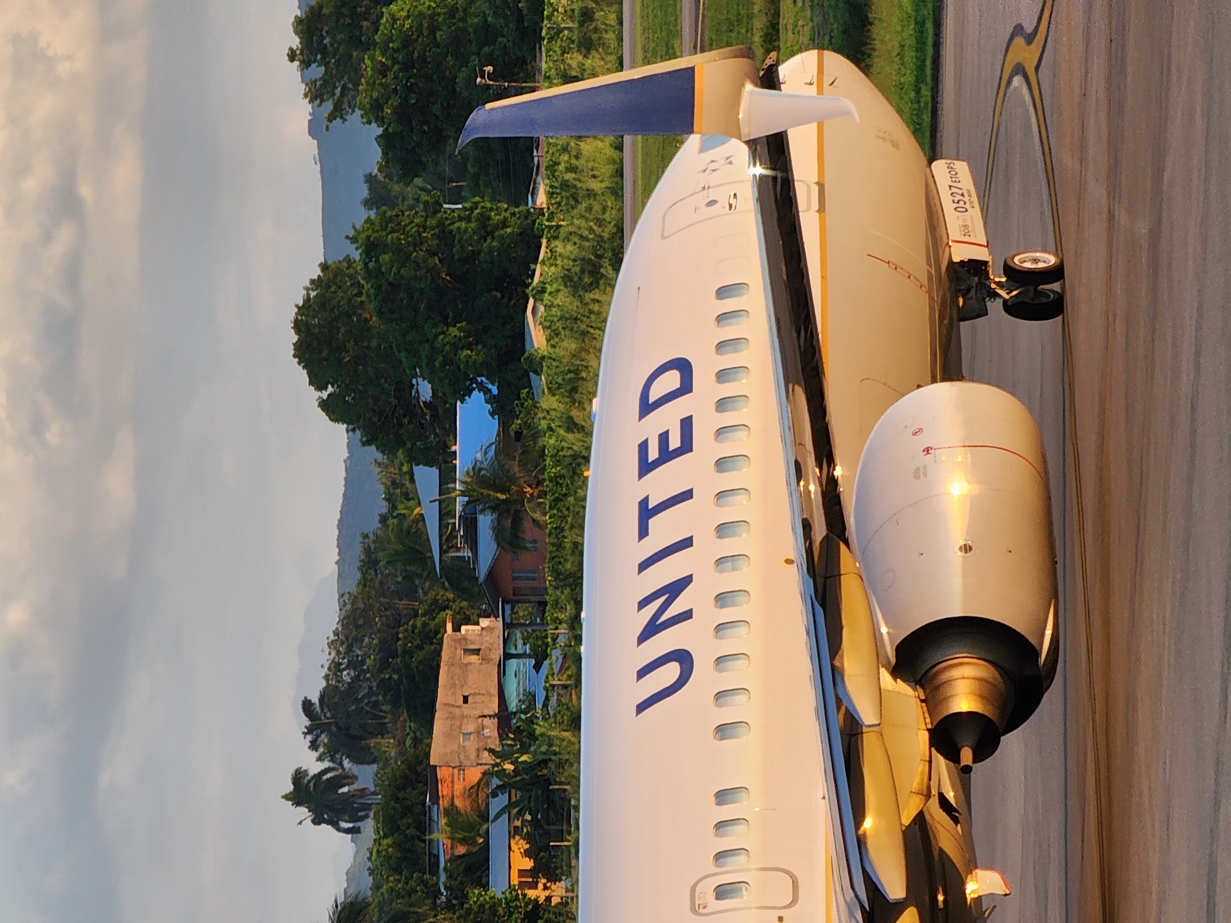 United 737-800 at SAP