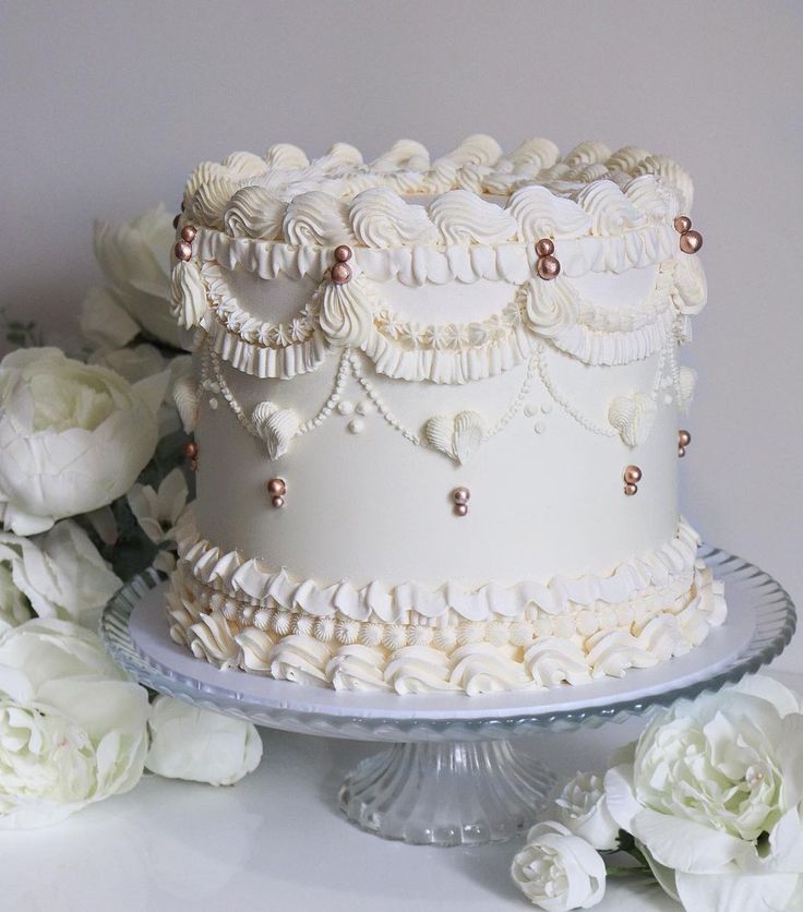 White Vintage cake
