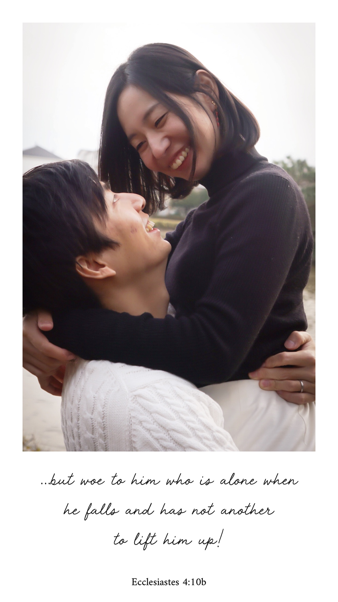 A couple posing for their prenuptial photos