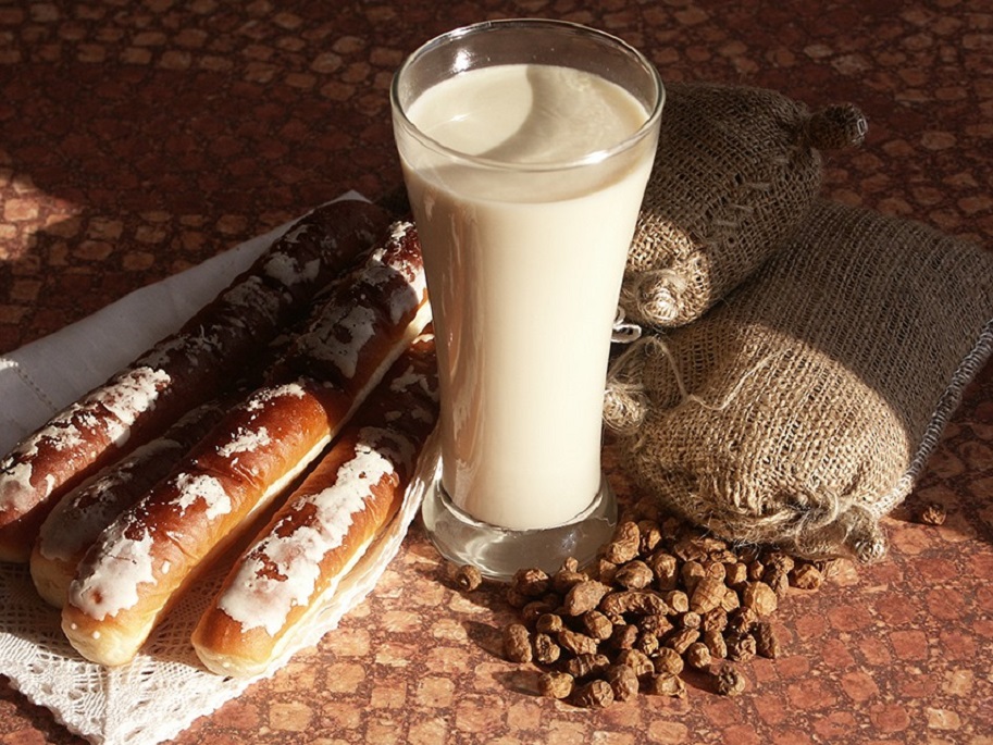 Horchata drink and farton buns