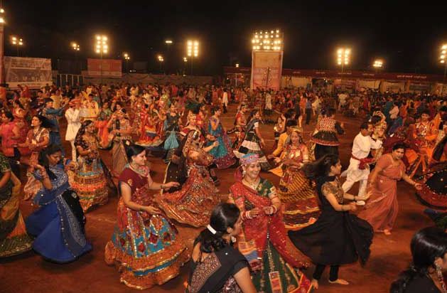 outdoor-garba-venue-packed-joyfully-dancing