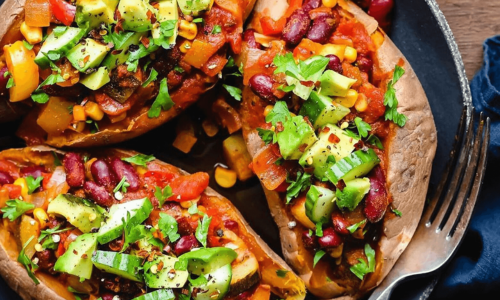 Baked sweet potato topped with black bean chilli 