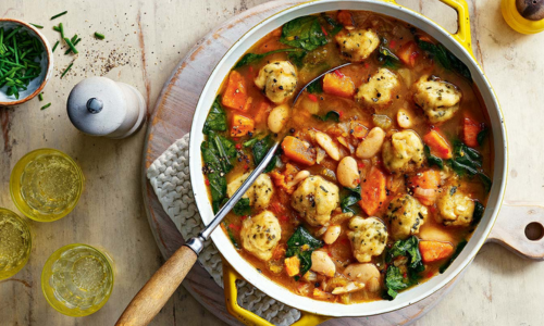 Baked sweet potato topped with black bean chilli 