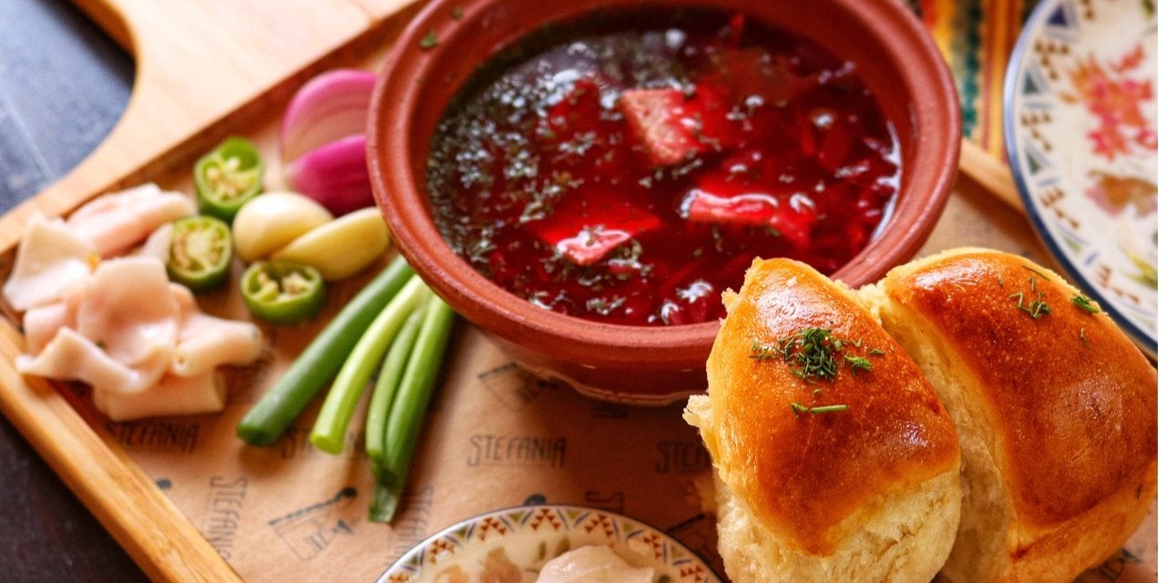 Borsch with pampushkas