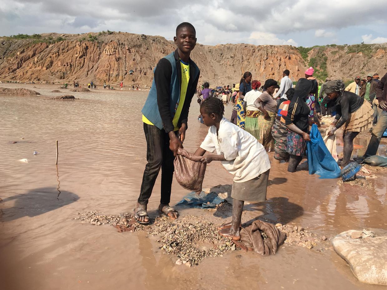 Children mining cobalt in Democratic Republic of Congo