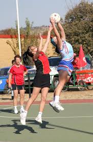 women playing Netball