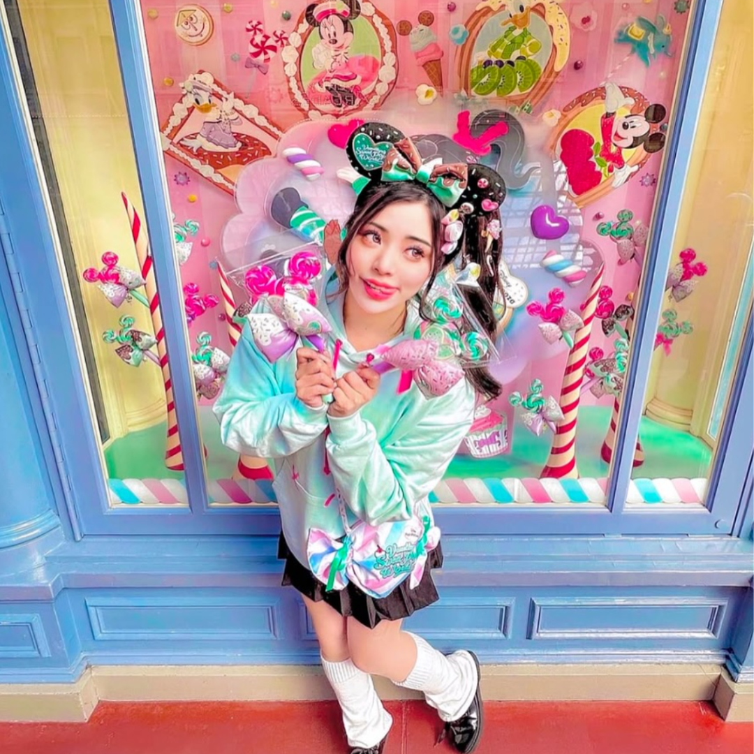 Girl cosplaying as Vanellope from Wreck-it Ralph