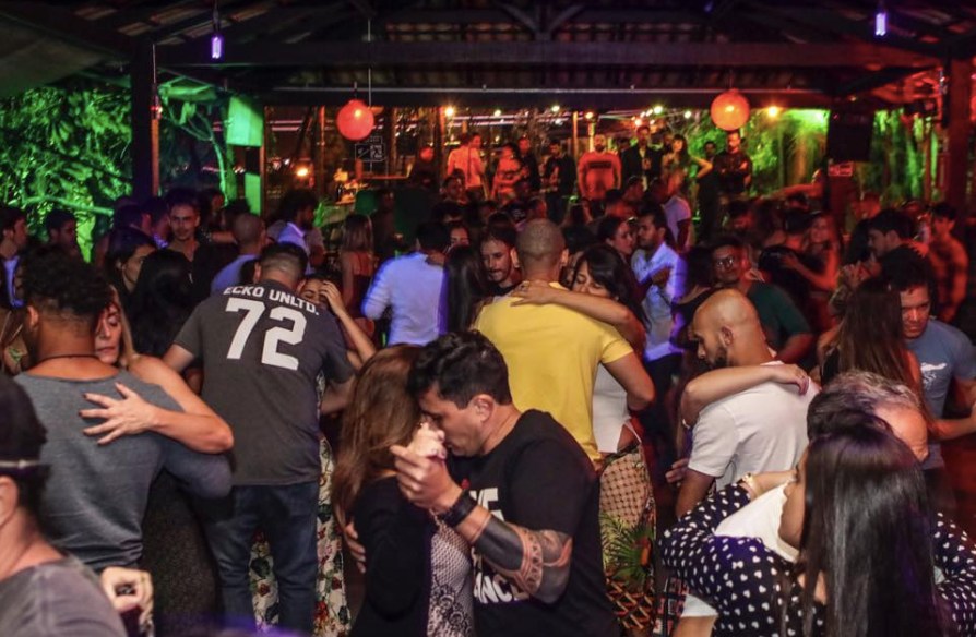 room with people dancing forró