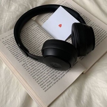 a picture of headphones