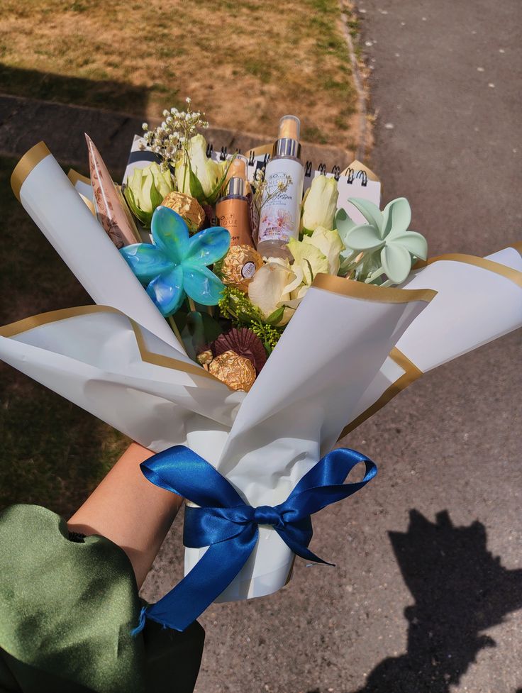 A picture of a blue gift bouquet