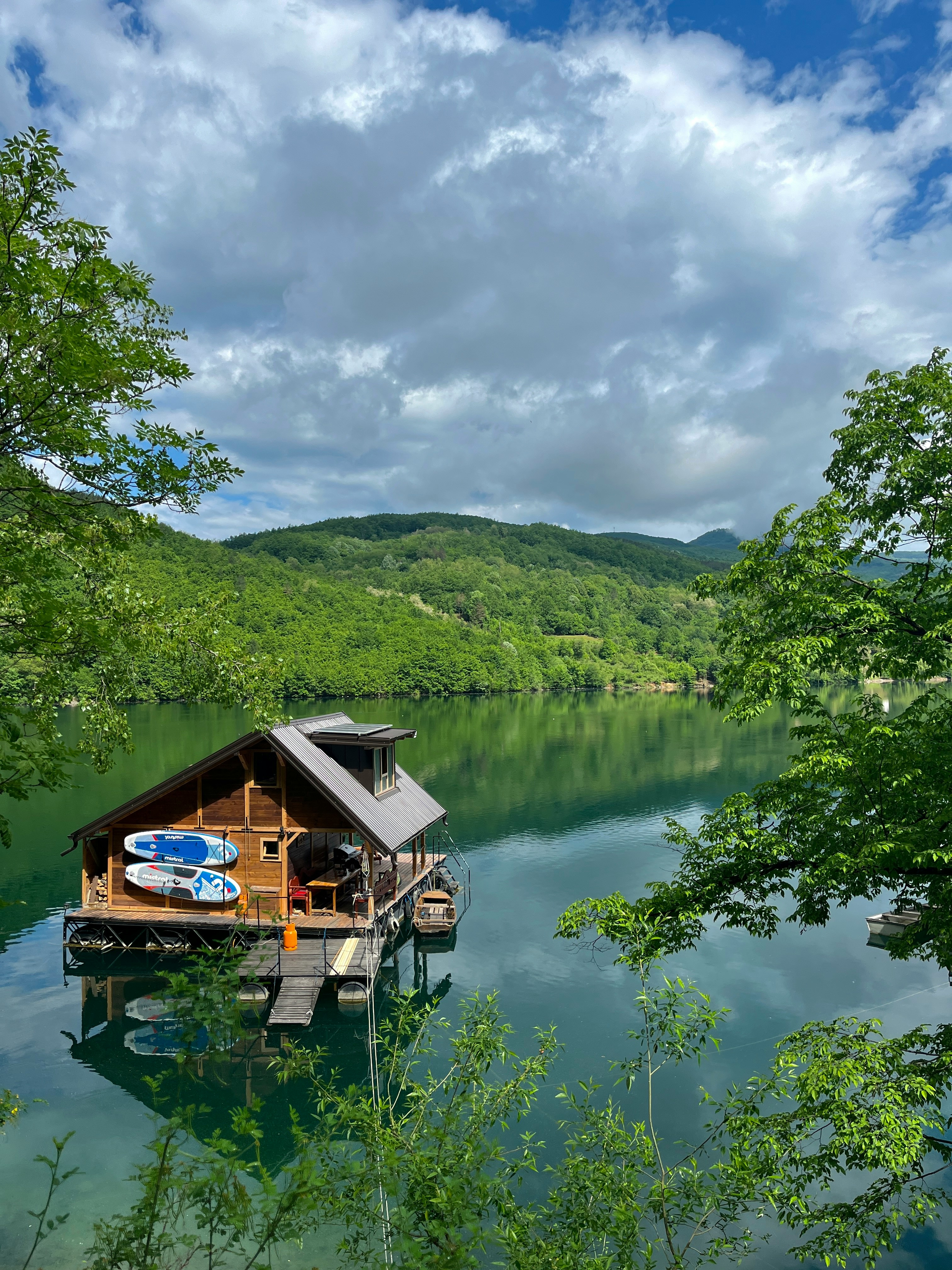 Floating house on Lake Perućac