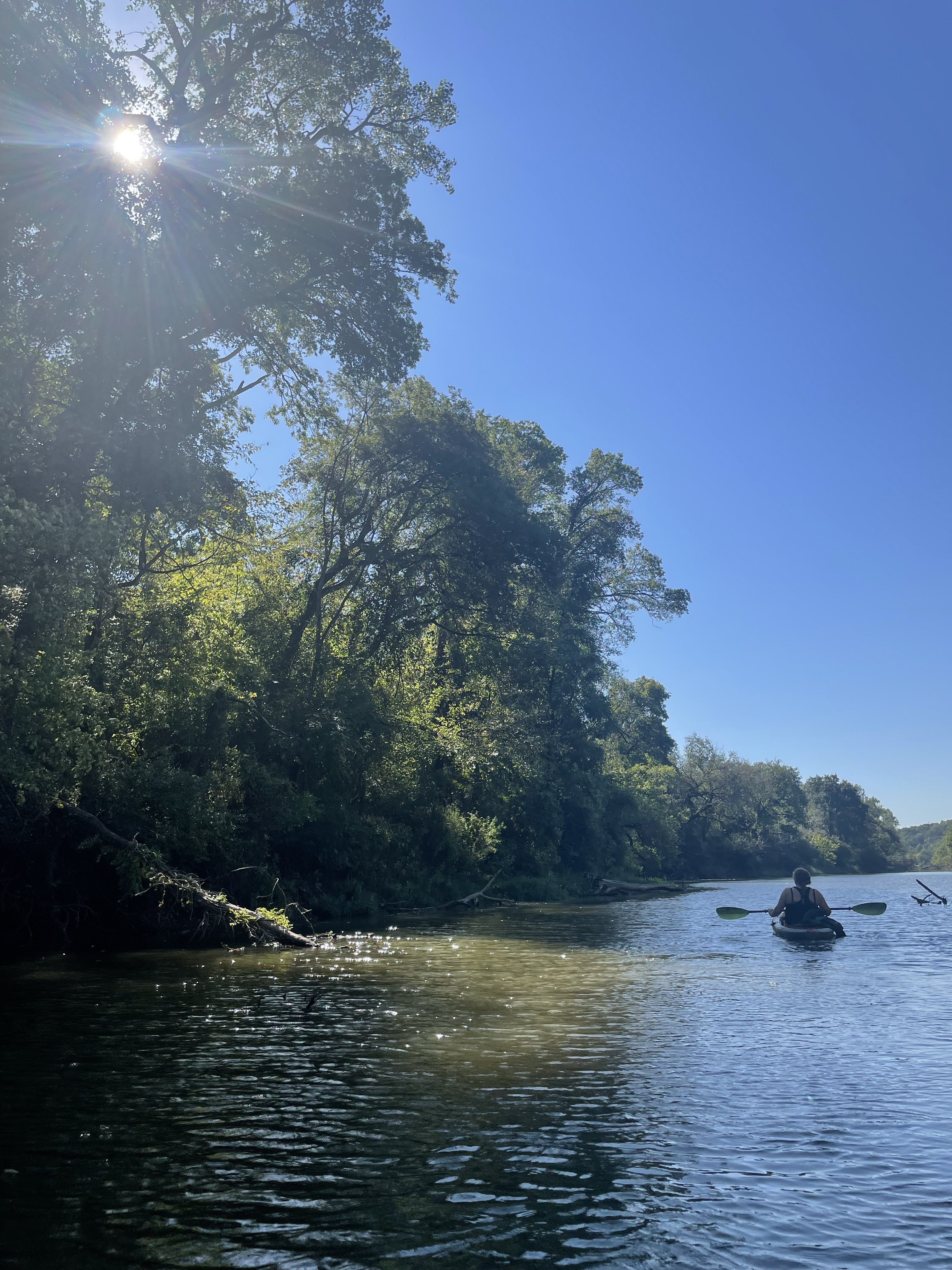 Woman kayaking at the Fort Worth Nature Center & Refuge in Fort Worth, TX. Photo by Alice Nalepka.