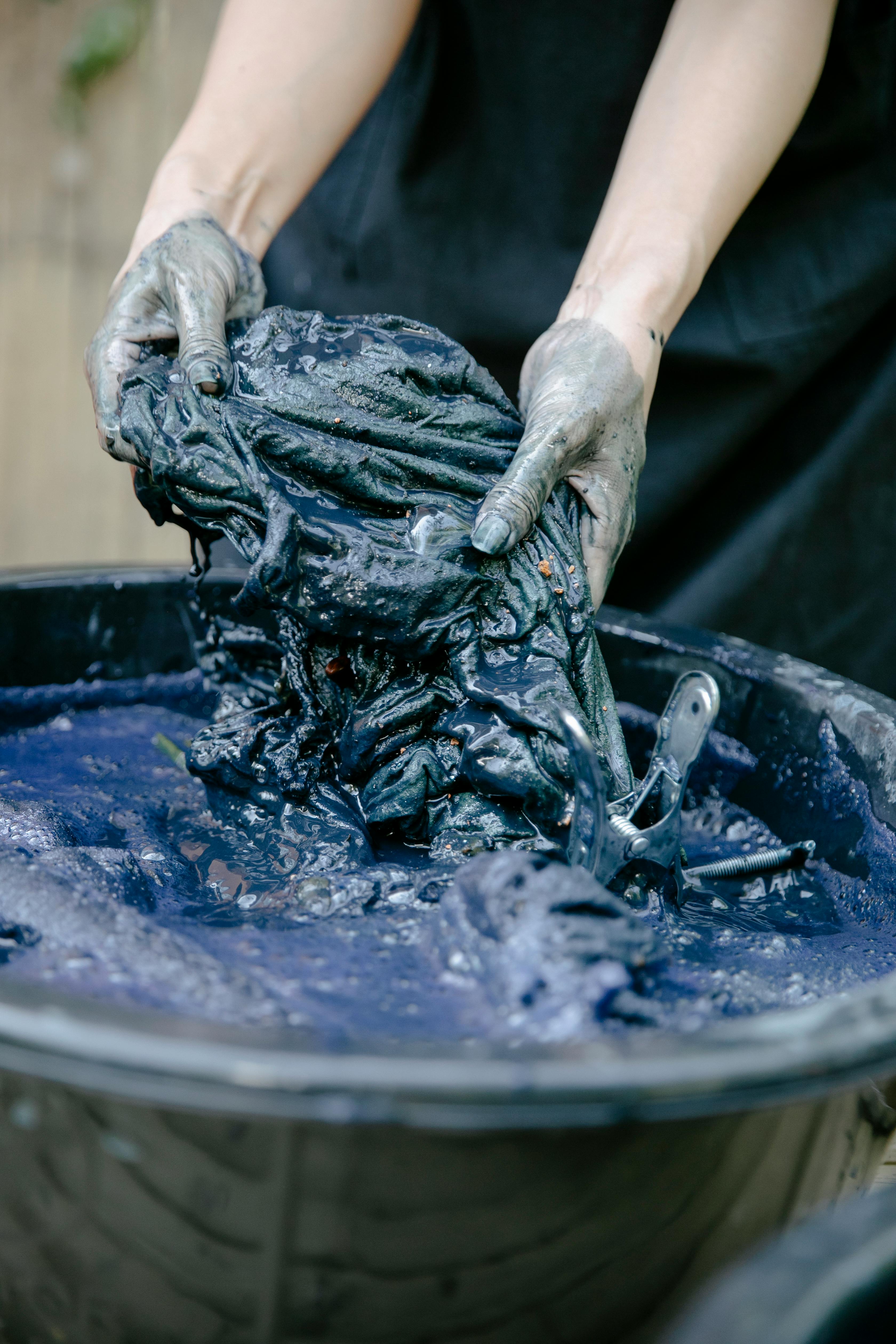 Dye worker and natural indigo vat