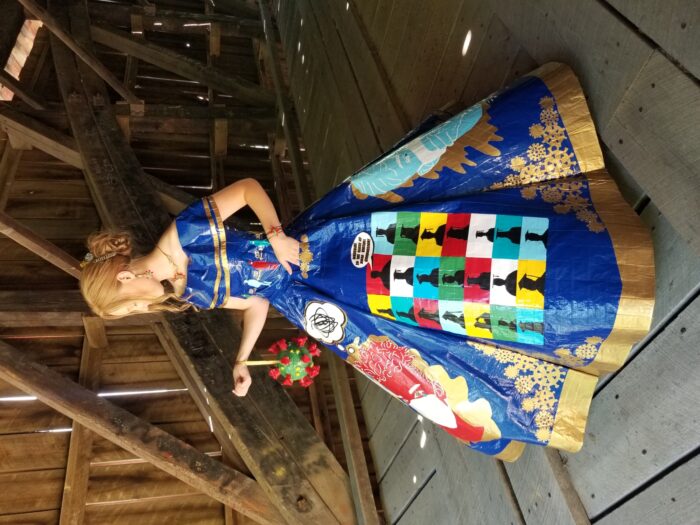 Peyton Manker (18) membuat kreasi unik berupa gaun prom berbahan dasar lakban bertema pandemi corona atau Covid-19 pada Januari 2020. Manker mengerjakan proyek ini untuk mengikuti kontes Stuck at Prom Scholarship Contest yang diselenggarakan oleh Duck Brand.