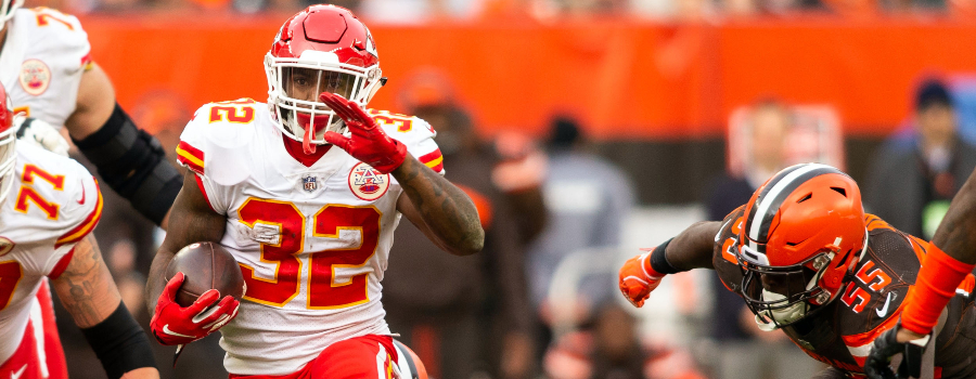 Kansas City Chiefs running back Spencer Ware (32) runs the ball past Cleveland Browns linebacker Tanner Vallejo (54) and outside linebacker Genard Avery (55) during the fourth quarter at FirstEnergy Stadium.