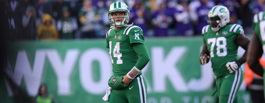 New York Jets quarterback Sam Darnold (14) reacts during the fourth quarter against the Minnesota Vikings at MetLife Stadium. 