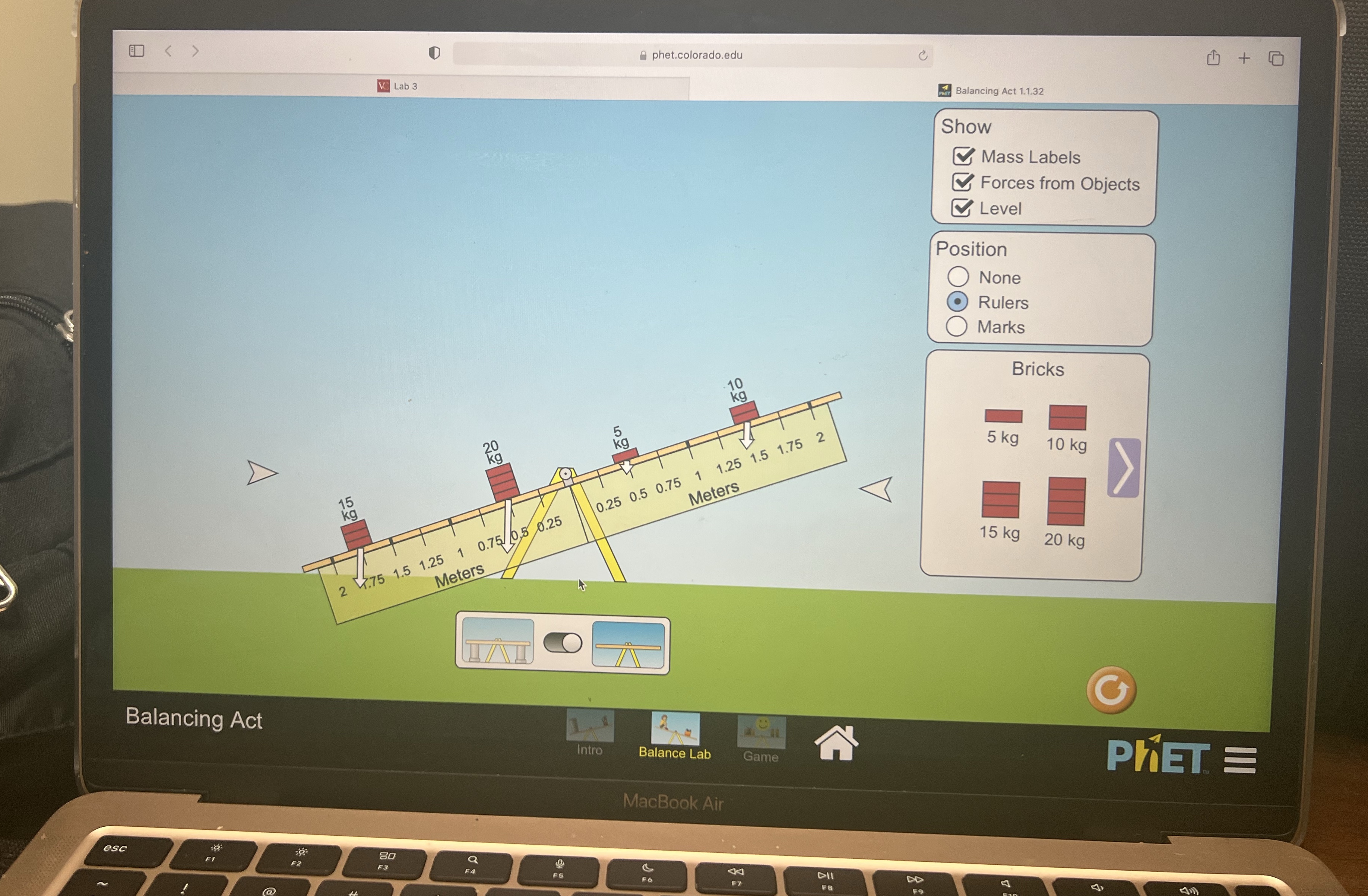 < > VC Lab 3 Balancing Act esc F1 220 kg phet.colorado.edu