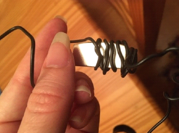 The electromagnet can become hot quickly - only attach the wire to