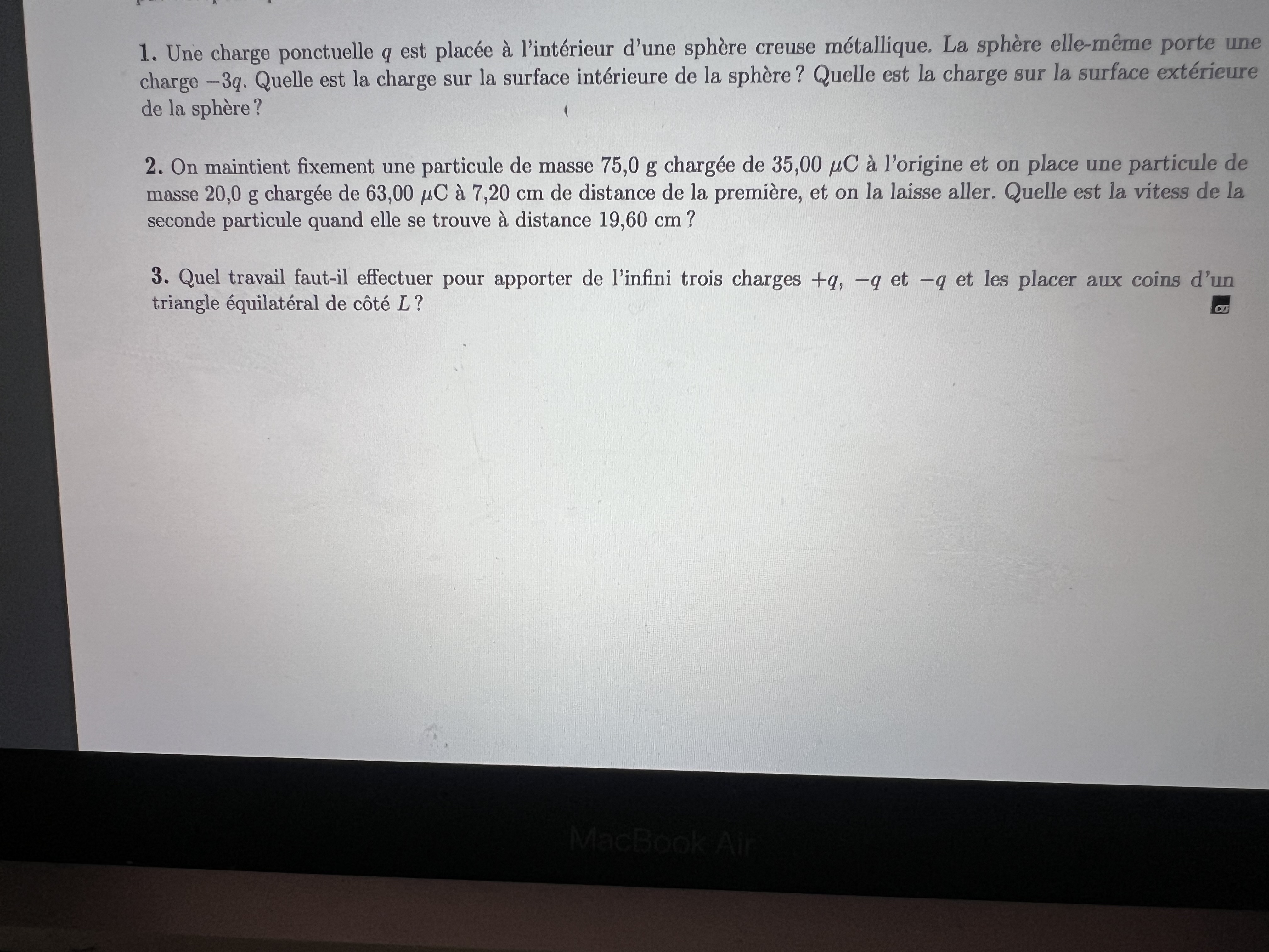 1 t Une charge ponctuelle q est place l'int6rieur d'une sphbre crcuse