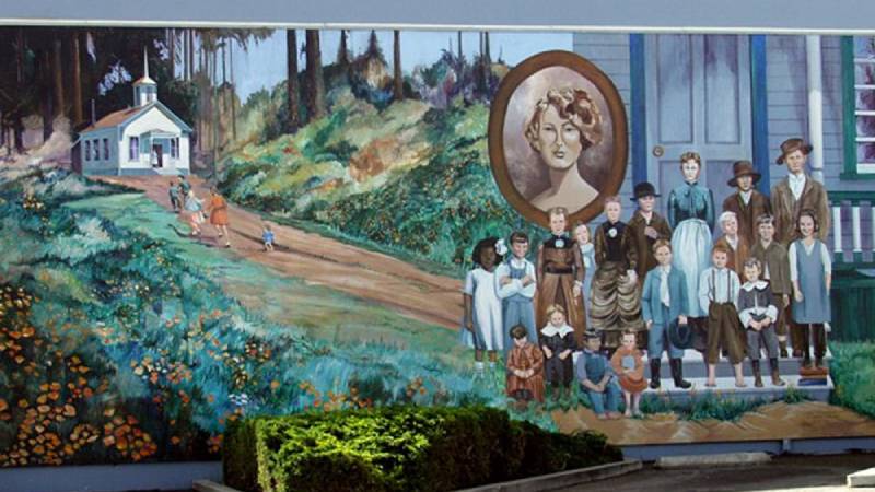 <p style="text-align: center;">4. The Murals of Lompoc</p>
