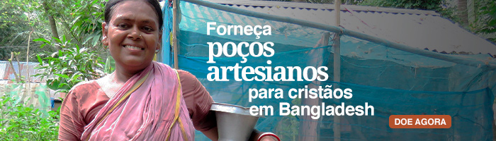 Rodapé da campanha Água para Bangladesh. Na imagem, há uma mulher do sudeste asiático sorrindo com um balde de água. Ela usa um sari rosado.