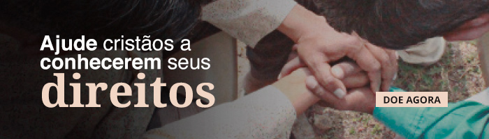 Rodapé da campanha a favor dos cristãos no Sul da Ásia. O texto diz “Ajude cristãos a conhecerem seus direitos” que é o objetivo da campanha. Na imagem, mãos unidas de duas pessoas orando com as cabeças baixas.