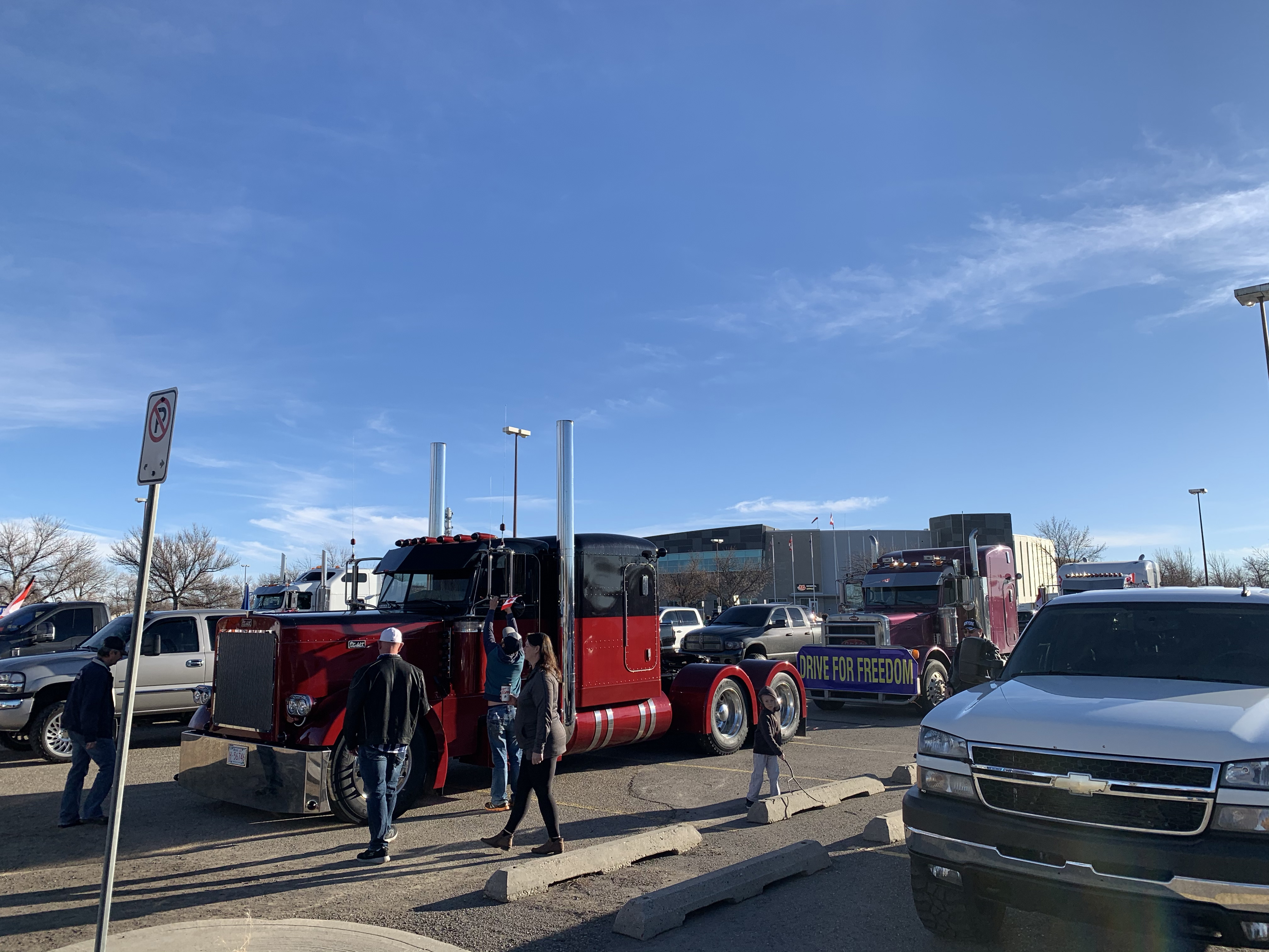 Trucking convoy rallies against COVID-19 restrictions in Lethbridge