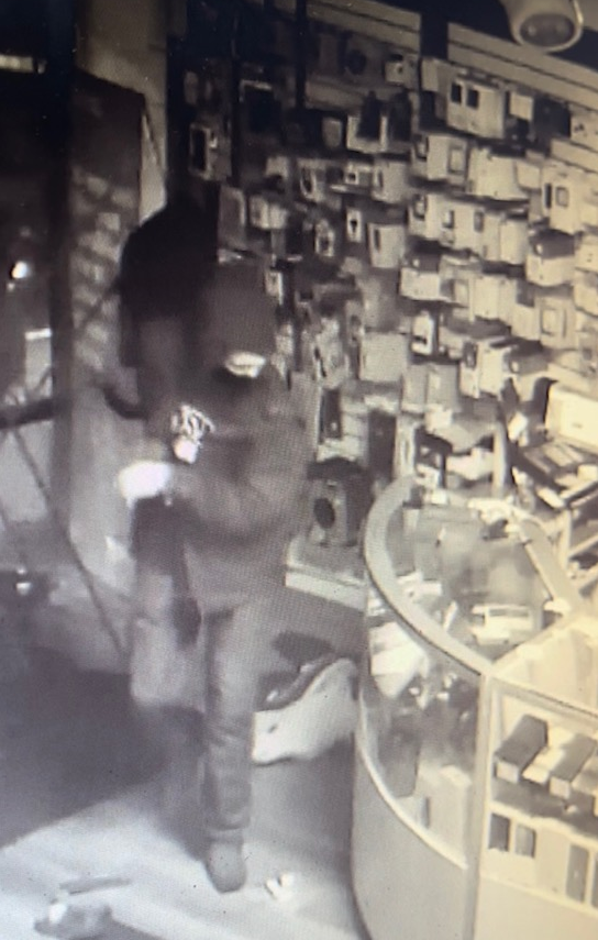 Thieves take duffle bags full of cellphones from Sahali business CFJC