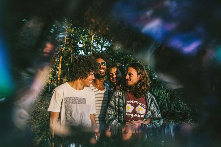 07.04 • Boogarins • Invités - Divan Orange