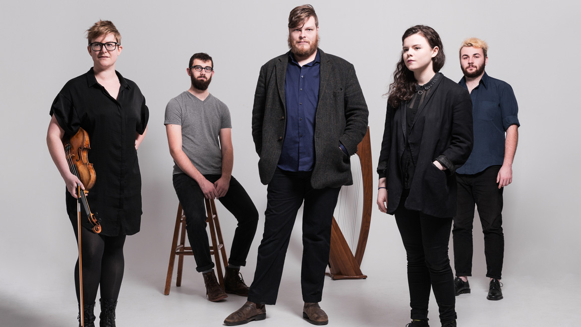 Aerialists avec Les Poules A Colin